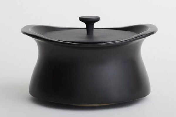 モダンな黒い土鍋