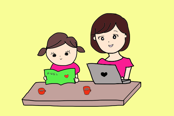 パソコンを使っている女性と絵本を読む娘